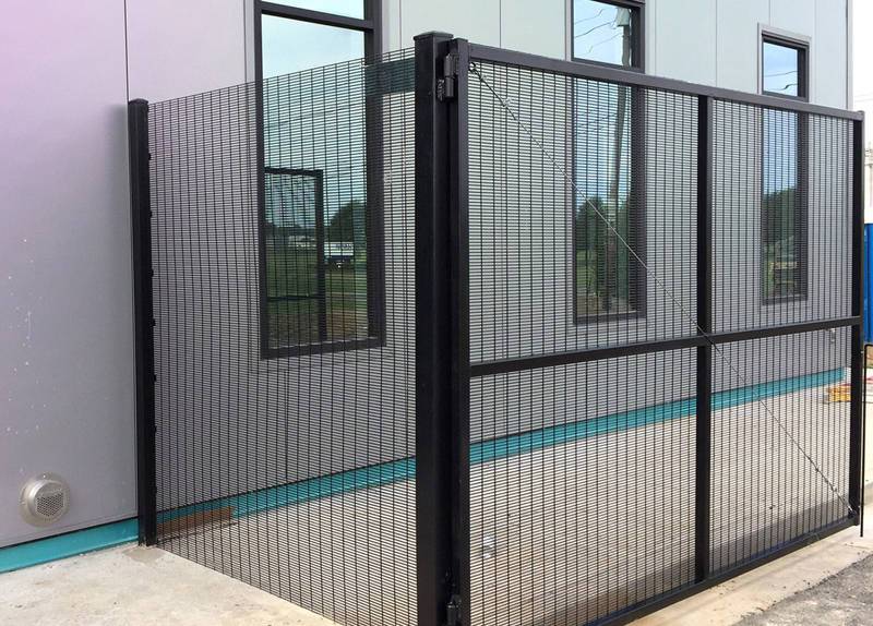 Fence mesh is welded with metal mesh to support