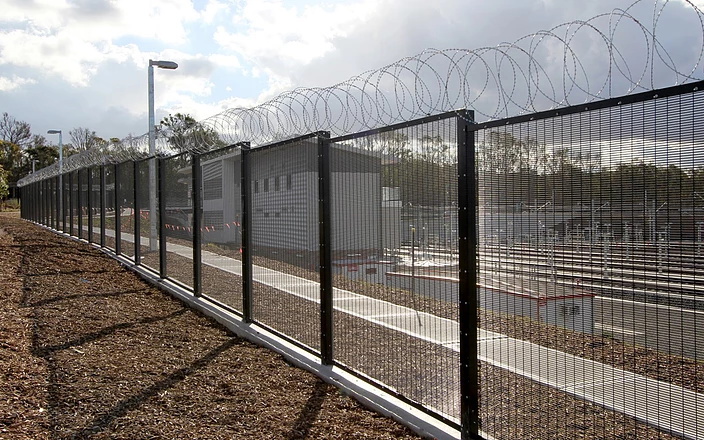 What factors are related to the quality of chain link fence