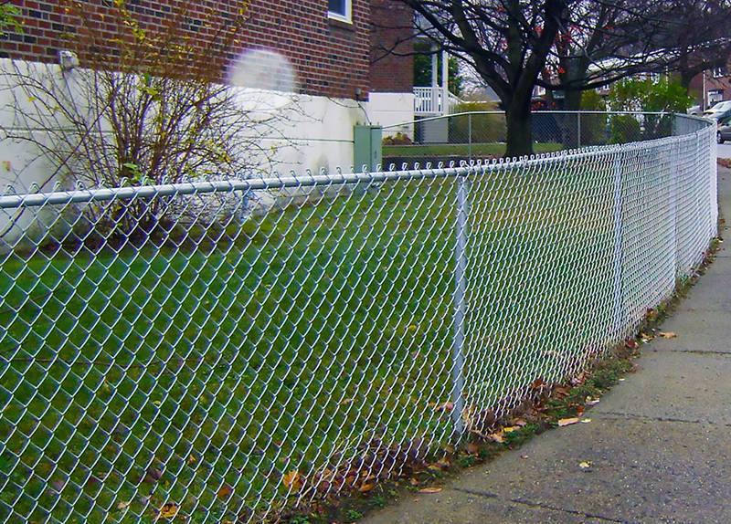 Several characteristics of galvanized chain link fence