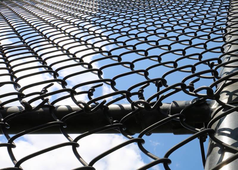 Simple installation of plastic chain link fence