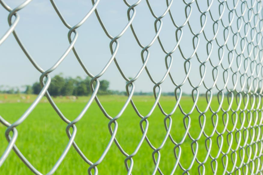 Chain link fence guard knitting features