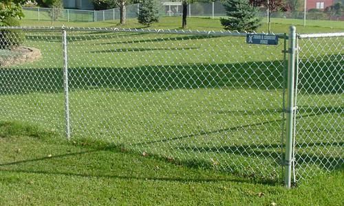 Chain link fence is a kind of flexible weaving net