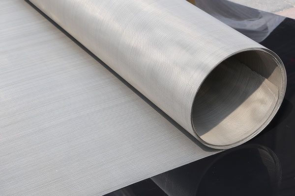 What are the characteristics of stainless steel mesh